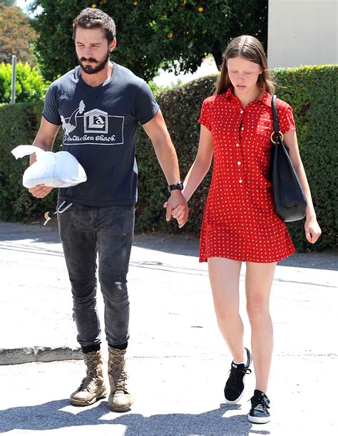 A história do casal Shia LaBeouf e Mia Goth:。